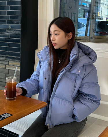 [ONLINE EXCLUSIVE] 탈부착 후드 블루 퀼팅 하이넥 숏 푸퍼 다운 패딩 점퍼