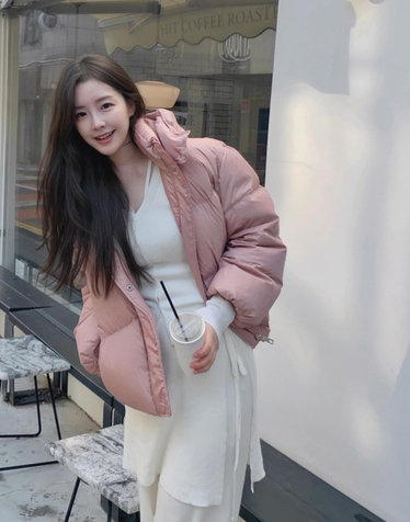 [ONLINE EXCLUSIVE] 탈부착 후드 핑크 퀼팅 하이넥 숏 푸퍼 다운 패딩 점퍼