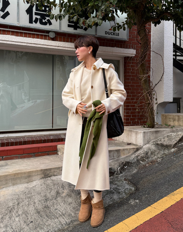 아떼 바네사브루노 여성 [ONLINE EXCLUSIVE] 크림 울캐시미어 후드탈부착 스트랩 벨티드 롱코트 아이보리 착용컷