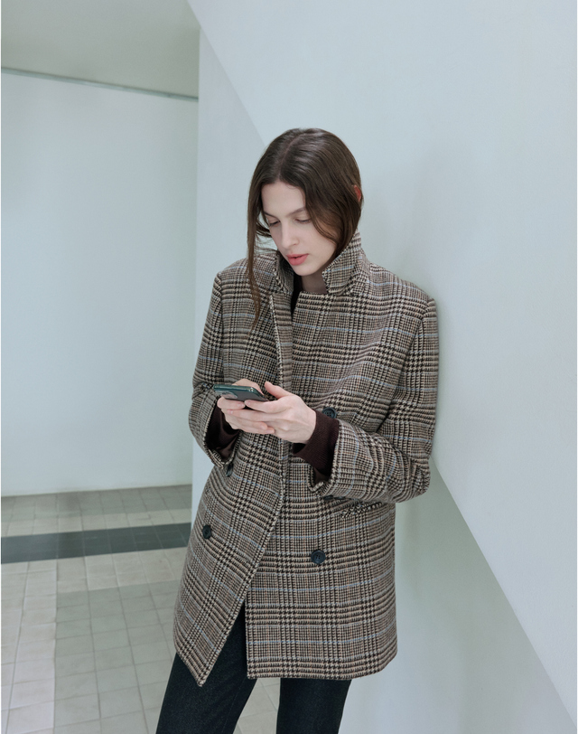아떼 바네사브루노 여성 브라운 체크 더블 버튼 울 자켓 착용컷