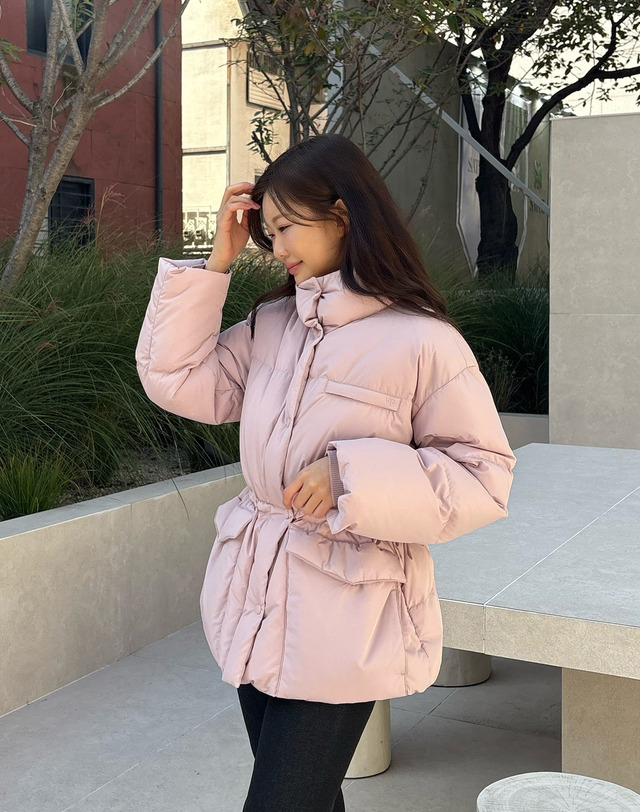 아떼 바네사브루노 여성 라이트핑크 퀼팅 구스다운 패딩 점퍼 밝은 핑크 착용컷