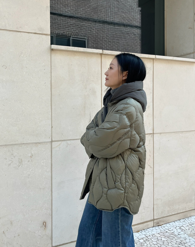 아떼 바네사브루노 여성 라이트카키 물결퀼팅 구스다운 패딩 점퍼 밝은 카키 착용컷