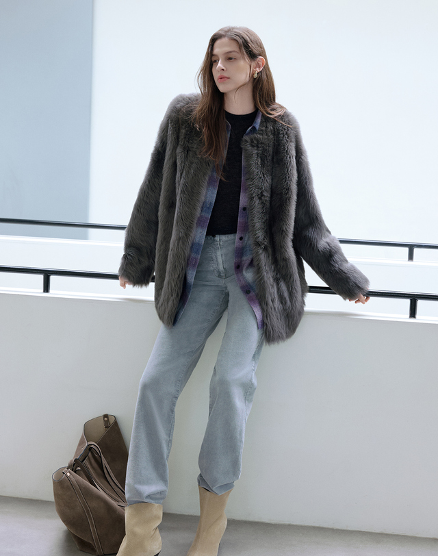아떼 바네사브루노 여성 PREMIUM FUR 차콜그레이 천연양모피 양가죽 무스탕 퍼자켓 점퍼 차콜 그레이 착용컷