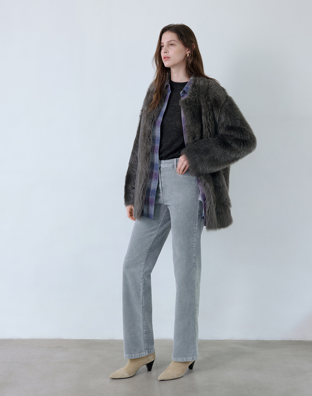 아떼 바네사브루노 여성 PREMIUM FUR 차콜그레이 천연양모피 양가죽 무스탕 퍼자켓 점퍼 차콜 그레이 착용컷