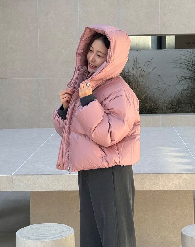 아떼 바네사브루노 여성 [ONLINE EXCLUSIVE] 탈부착 후드 핑크 퀼팅 하이넥 숏 푸퍼 다운 패딩 점퍼 착용컷