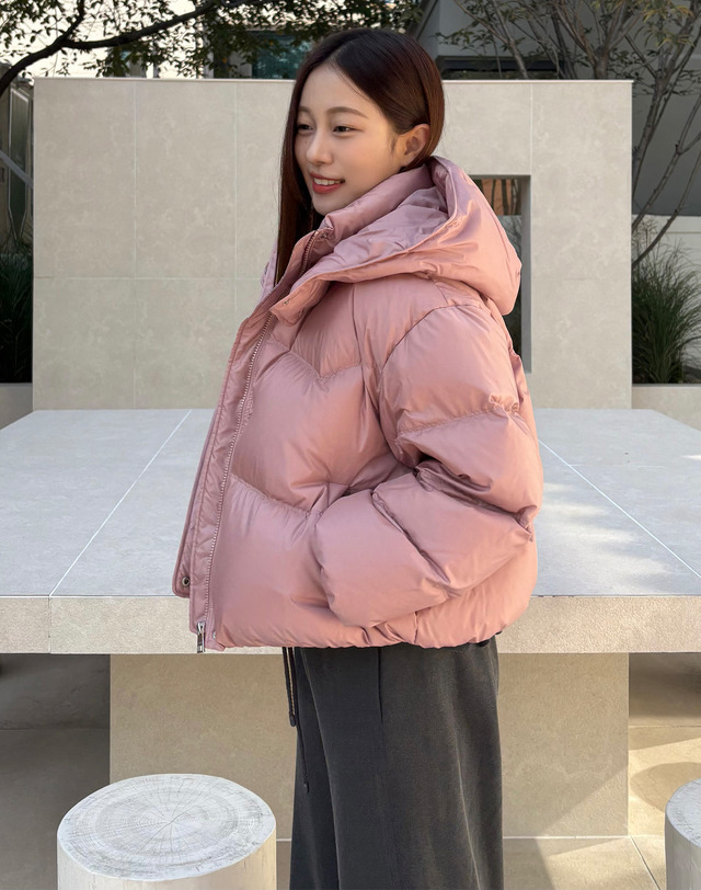 아떼 바네사브루노 여성 [ONLINE EXCLUSIVE] 탈부착 후드 핑크 퀼팅 하이넥 숏 푸퍼 다운 패딩 점퍼 착용컷