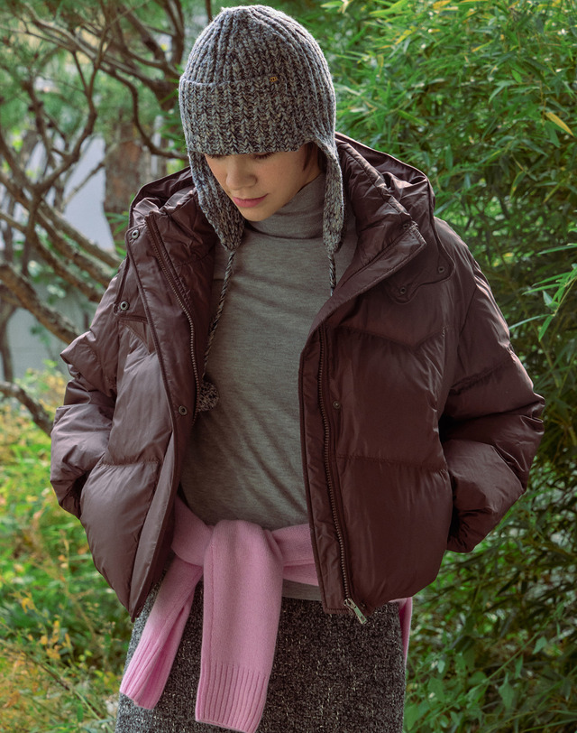 아떼 바네사브루노 여성 [ONLINE EXCLUSIVE] 탈부착 후드 브라운 퀼팅 하이넥 숏 푸퍼 다운 패딩 점퍼 착용컷