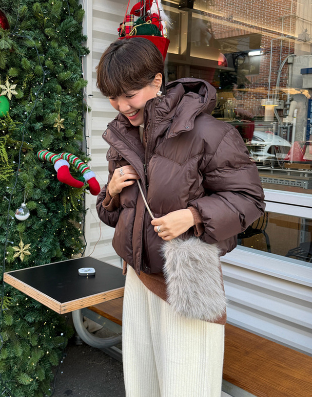 아떼 바네사브루노 여성 [ONLINE EXCLUSIVE] 탈부착 후드 브라운 퀼팅 하이넥 숏 푸퍼 다운 패딩 점퍼 상세