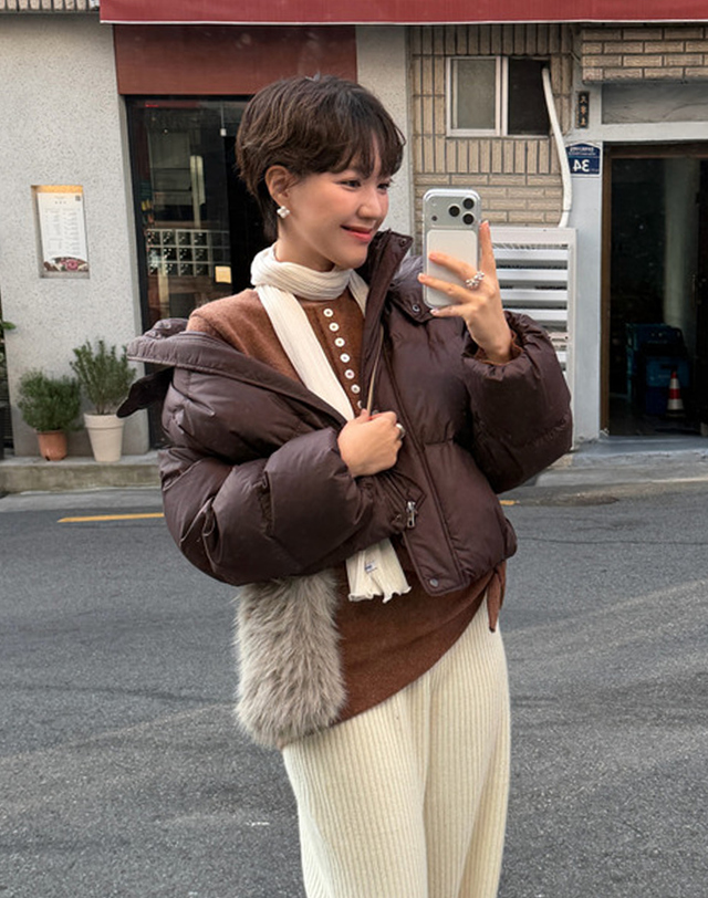 아떼 바네사브루노 여성 [ONLINE EXCLUSIVE] 탈부착 후드 브라운 퀼팅 하이넥 숏 푸퍼 다운 패딩 점퍼 상세