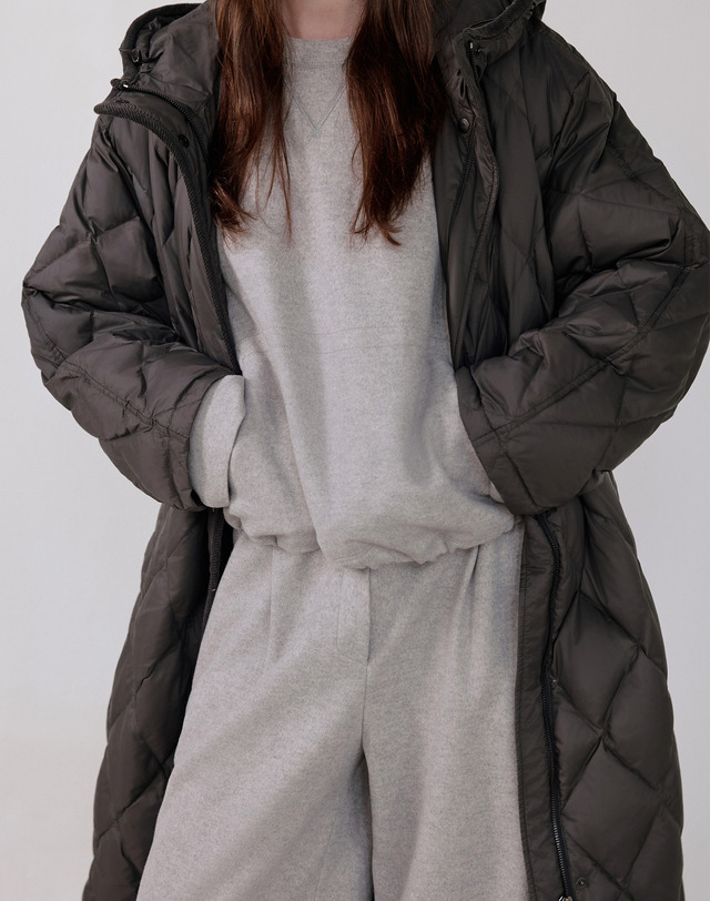 아떼 바네사브루노 여성 라이트그레이 턱장식 밴딩 팬츠 밝은 그레이 착용컷