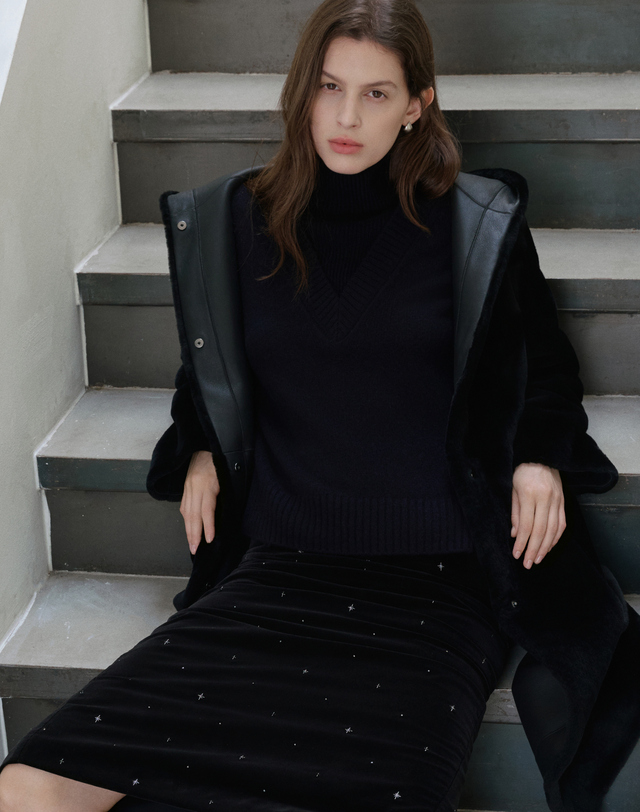 아떼 바네사브루노 여성 [EXCLUSIVE]다크네이비 울 레이어드 긴팔 니트 진한 네이비 착용컷
