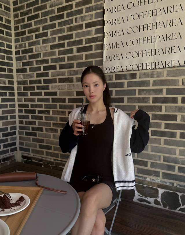 아떼 바네사브루노 여성 [ONLINE EXCLUSIVE] 아이보리 컬러배색 울혼방 부클 집업 가디건 착용컷
