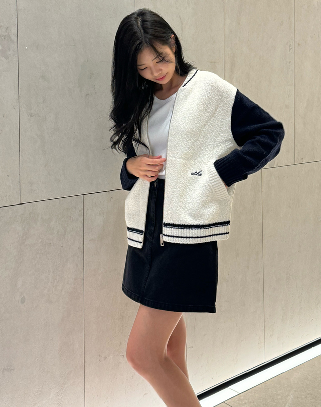 아떼 바네사브루노 여성 [ONLINE EXCLUSIVE] 아이보리 컬러배색 울혼방 부클 집업 가디건 착용컷