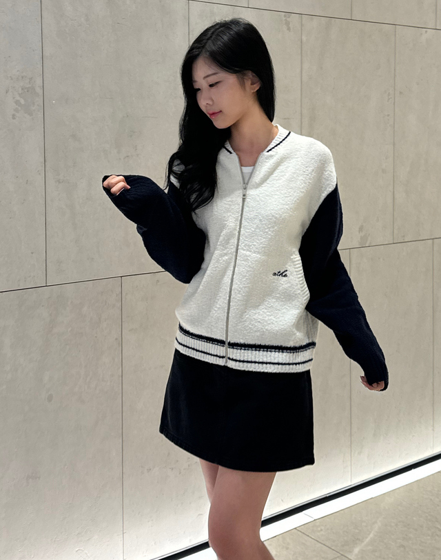 아떼 바네사브루노 여성 [ONLINE EXCLUSIVE] 아이보리 컬러배색 울혼방 부클 집업 가디건 착용컷