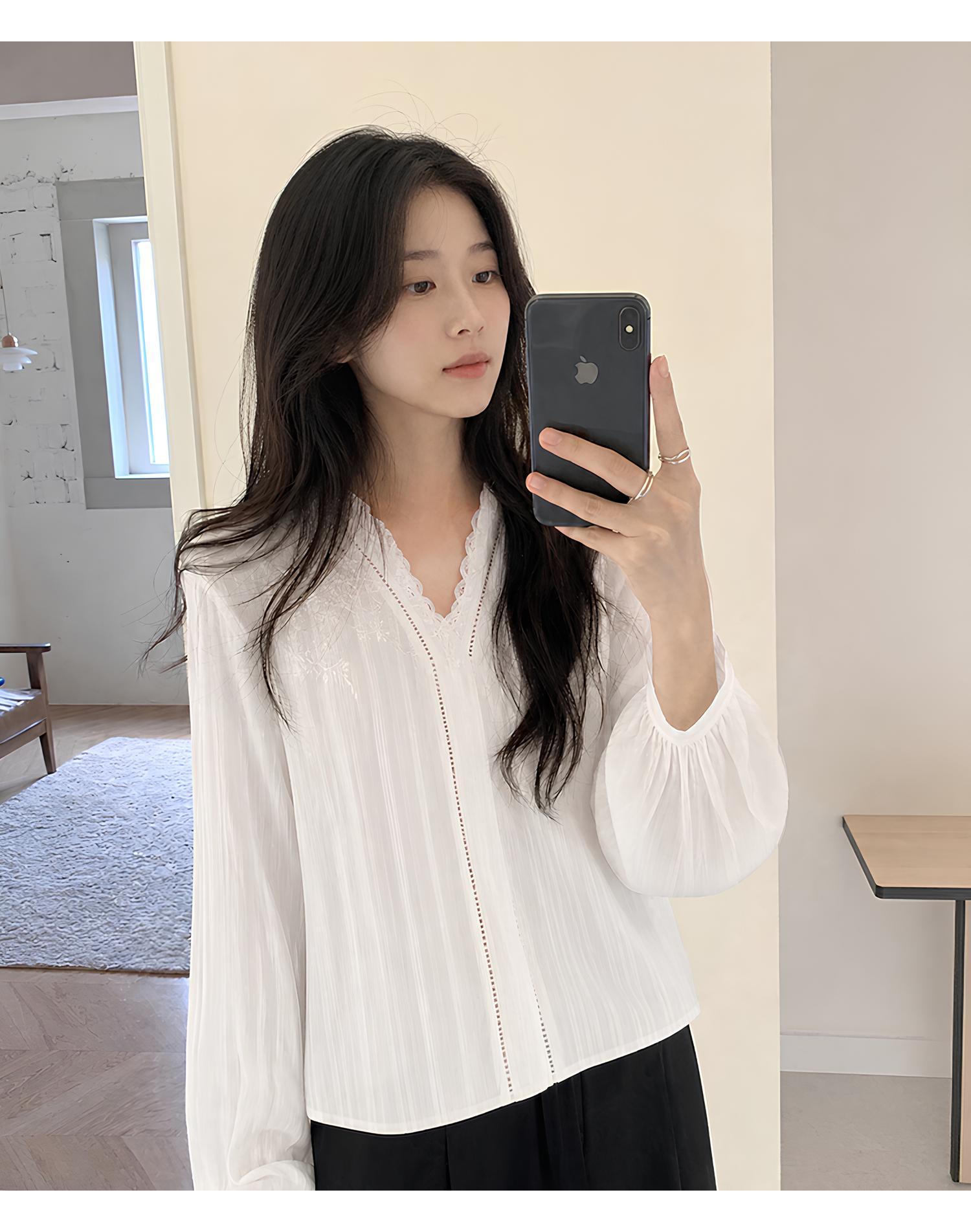 [시즌오프] 화이트 아일렛자수 긴팔 블라우스
