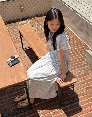 아떼 바네사브루노 여성 · [인기상품 리오더]라이트블루 스트라이프 헨리넥 반팔 원피스 · [26SS] · 스토어 상품 이미지
