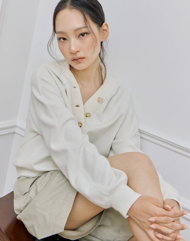 아이보리 반버튼 후드 맨투맨 티셔츠