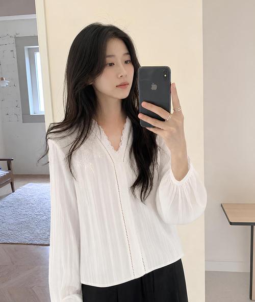 화이트 아일렛자수 긴팔 블라우스