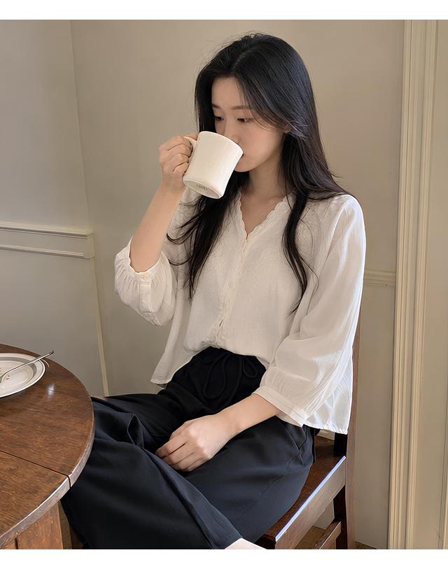 아떼 바네사브루노 여성 화이트 아일렛자수 긴팔 블라우스 흰색 착용컷