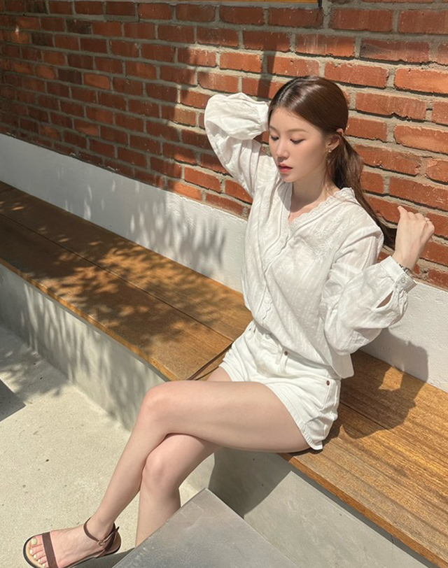 아떼 바네사브루노 여성 화이트 아일렛자수 긴팔 블라우스 흰색 착용컷