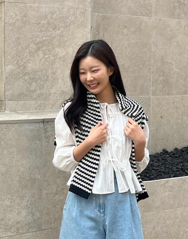 아떼 바네사브루노 여성 화이트 스트랩 리본 셔링 썸머 블라우스 흰색 착용컷