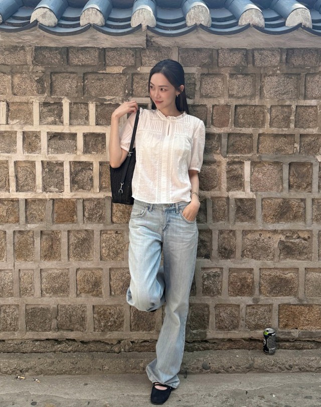 아떼 바네사브루노 여성 화이트 레이스 프릴장식 반팔블라우스 흰색 착용컷