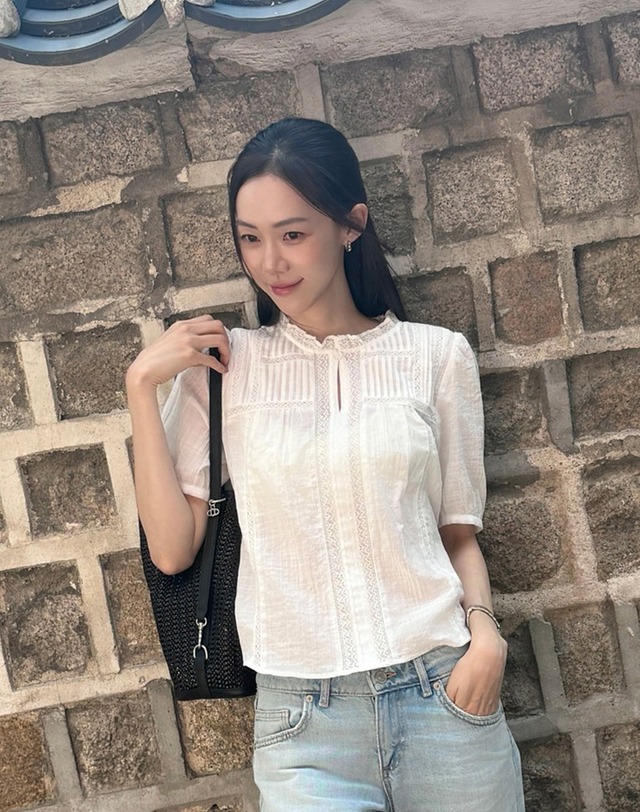 아떼 바네사브루노 여성 화이트 레이스 프릴장식 반팔블라우스 흰색 착용컷