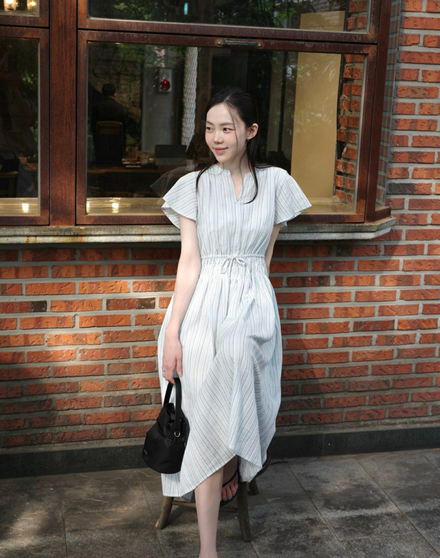 아떼 바네사브루노 여성 라이트블루 스트라이프 헨리넥 반팔 원피스 밝은 블루 착용컷