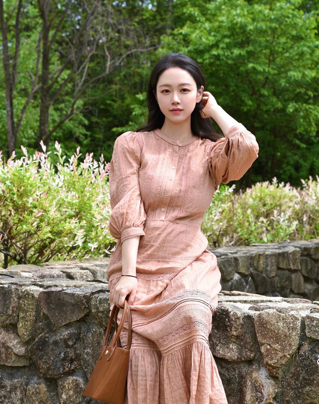 아떼 바네사브루노 여성 코랄 레이스 블록 긴팔원피스 착용컷