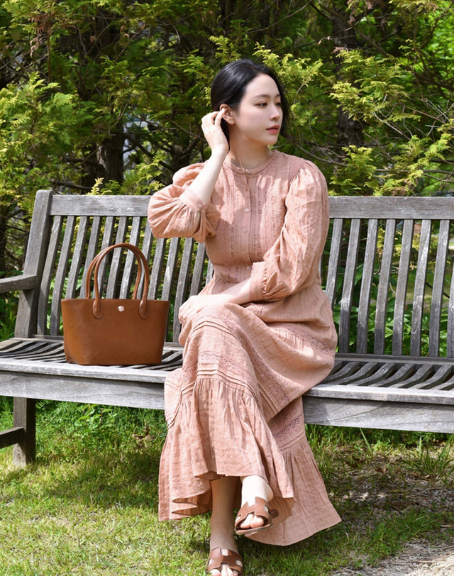 아떼 바네사브루노 여성 코랄 레이스 블록 긴팔원피스 착용컷