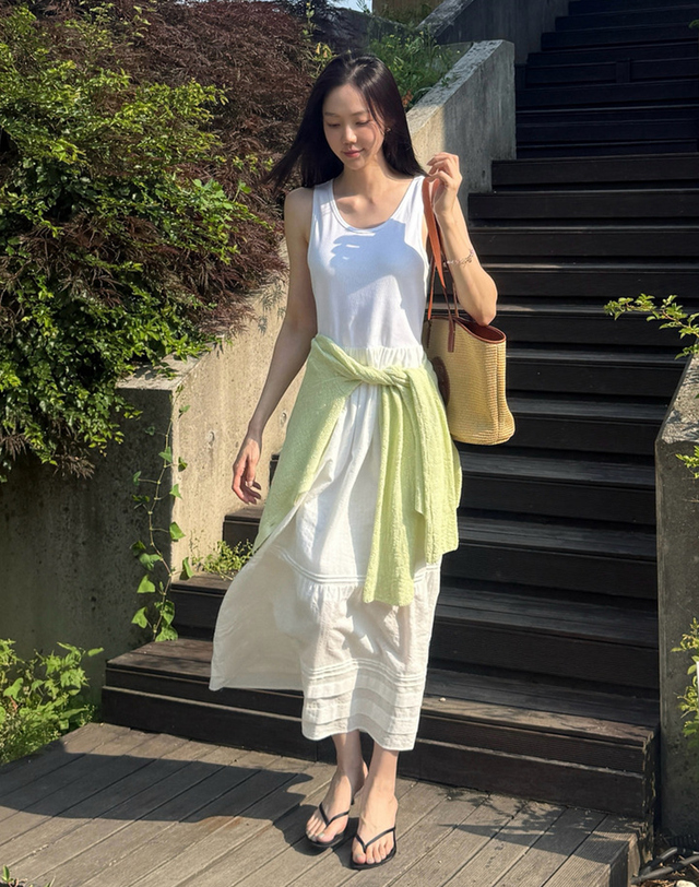 아떼 바네사브루노 여성 화이트 소재배색 레이어드 민소매 나시 롱 원피스 흰색 착용컷