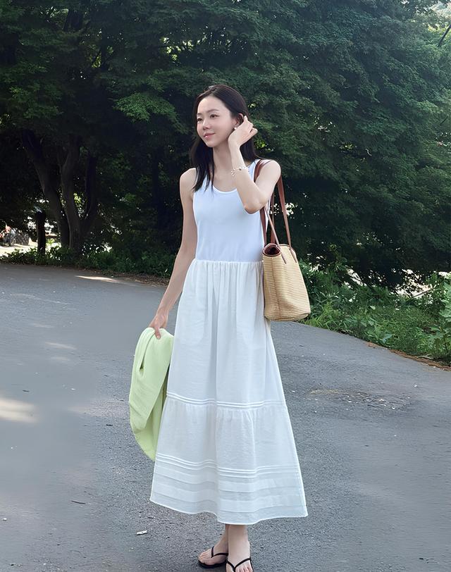 아떼 바네사브루노 여성 화이트 소재배색 레이어드 민소매 나시 롱 원피스 흰색 착용컷