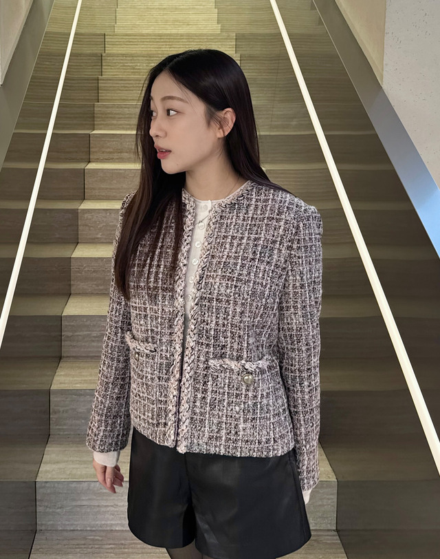 아떼 바네사브루노 여성 핑크 체크 트위드자켓 착용컷