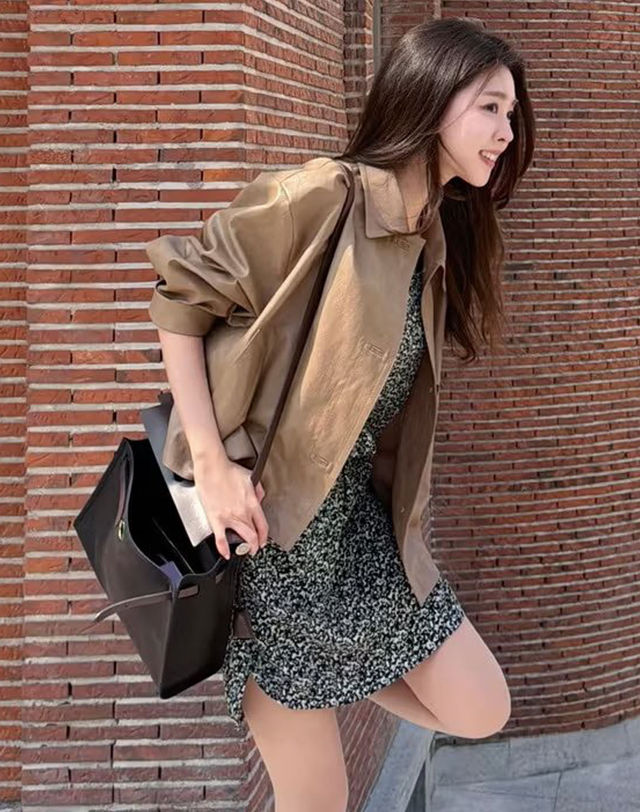 아떼 바네사브루노 여성 베이지 페이크레더 가죽자켓 점퍼 착용컷