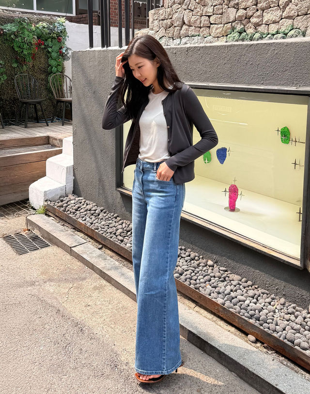 아떼 바네사브루노 여성 네이비 워싱 와이드 데님팬츠 착용컷