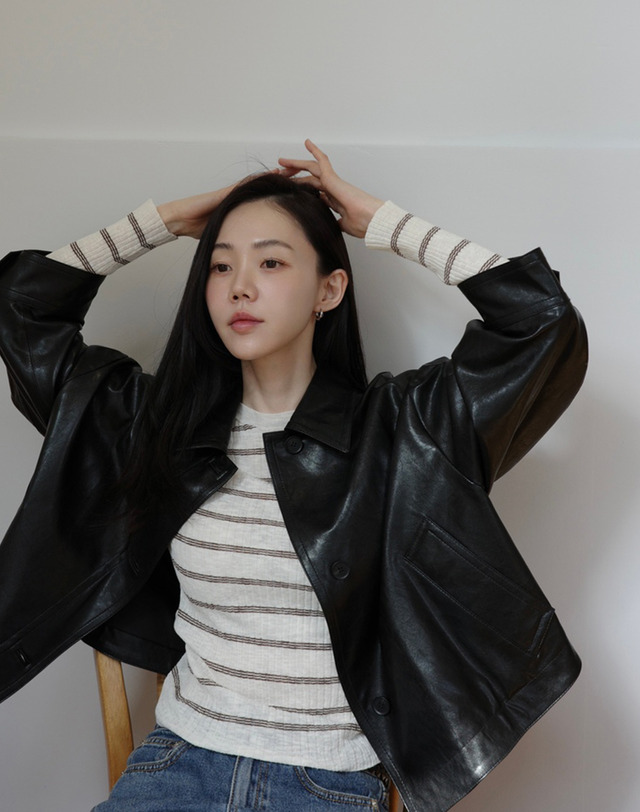 아떼 바네사브루노 여성 린넨혼방 썸머 아이보리 골지 스트라이프 긴팔니트 착용컷