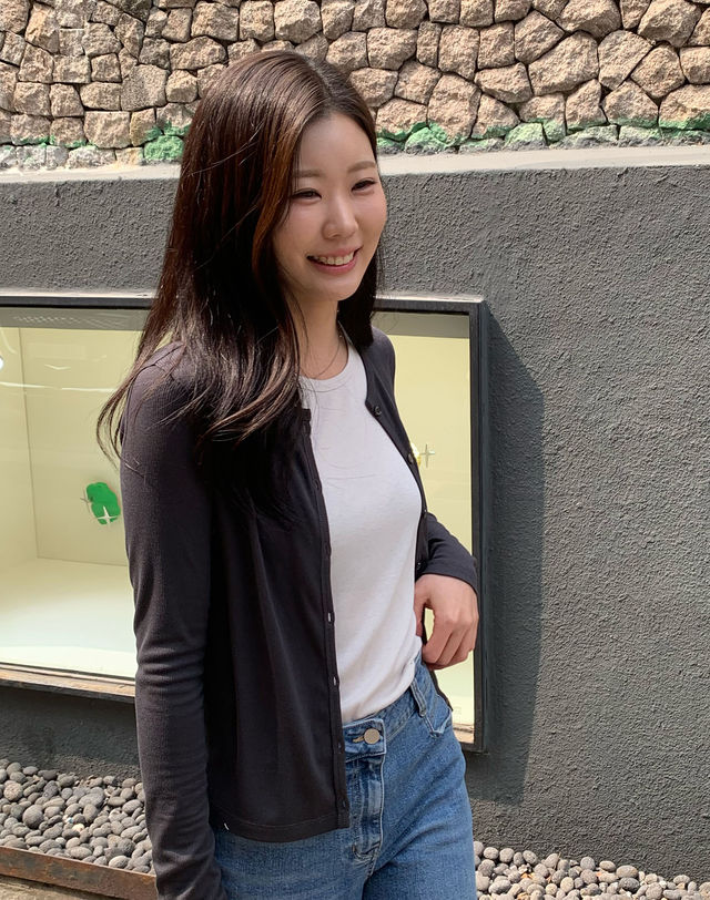 아떼 바네사브루노 여성 차콜그레이 골지 썸머 가디건 차콜 그레이 착용컷