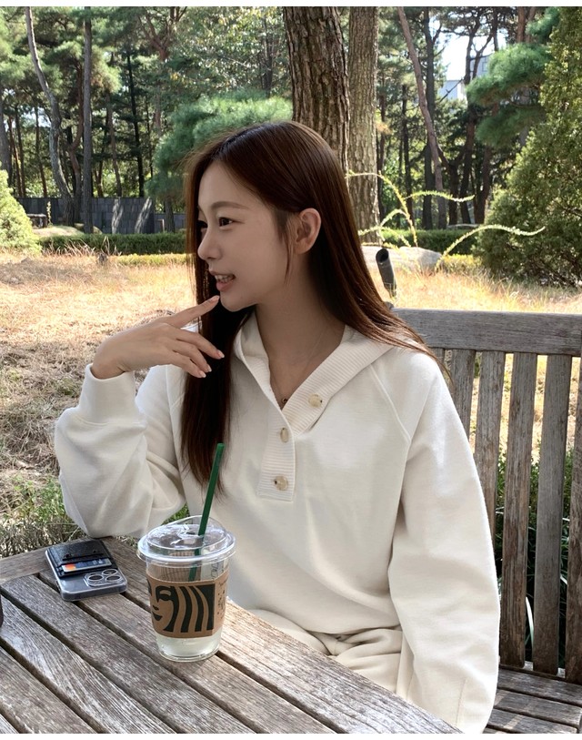 아떼 바네사브루노 여성 [LF EDITION]아이보리 반버튼 후드 맨투맨 티셔츠 상세