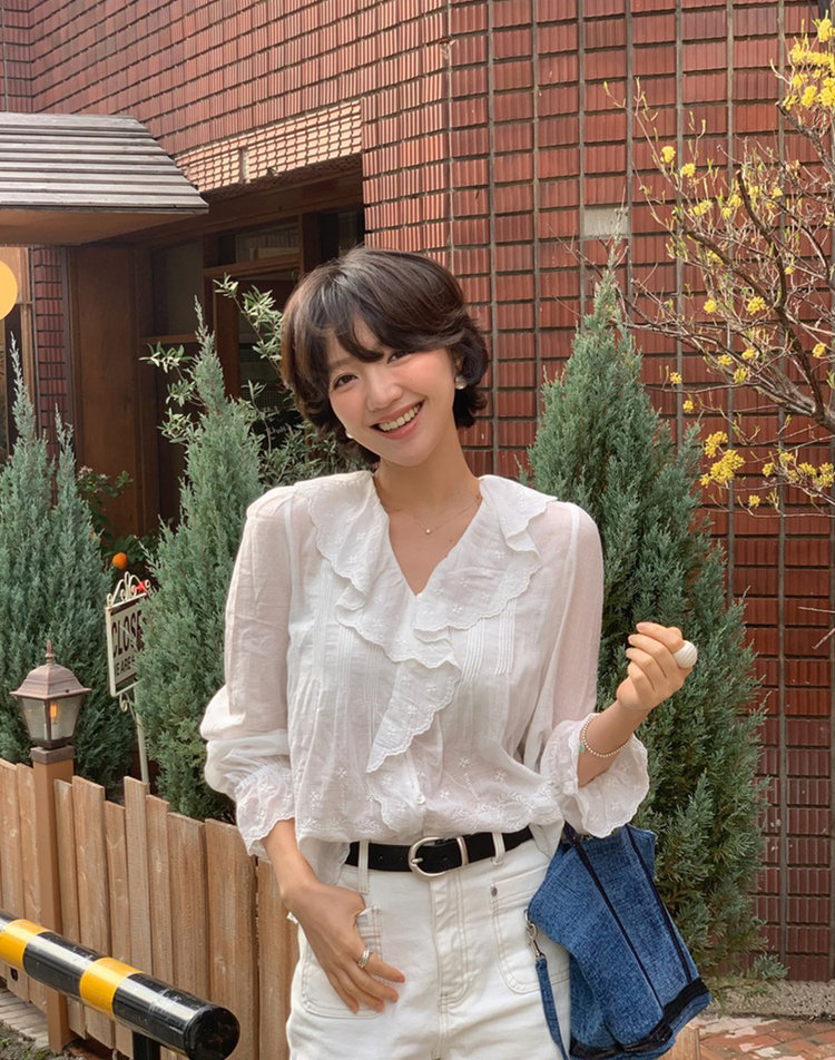 V존을 살린 블라우스로 상체를 슬림하게 정리한 코디