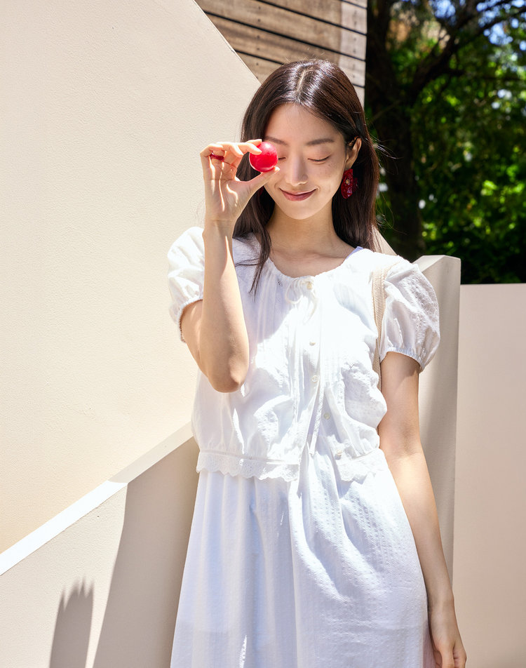 화이트 레이스 아일렛 리본 크롭 블라우스