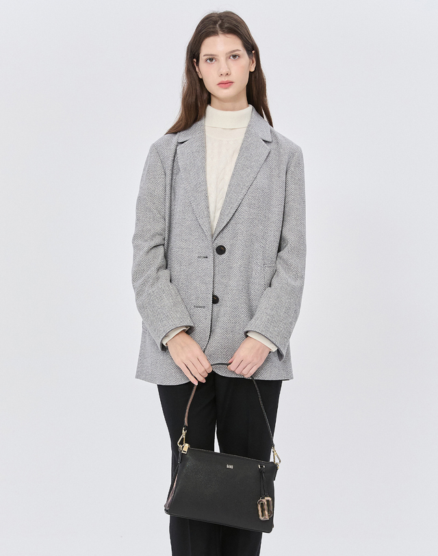 닥스 액세서리 여성 [스테디셀러] 블랙 로고장식 소가죽 숄더백 착용컷