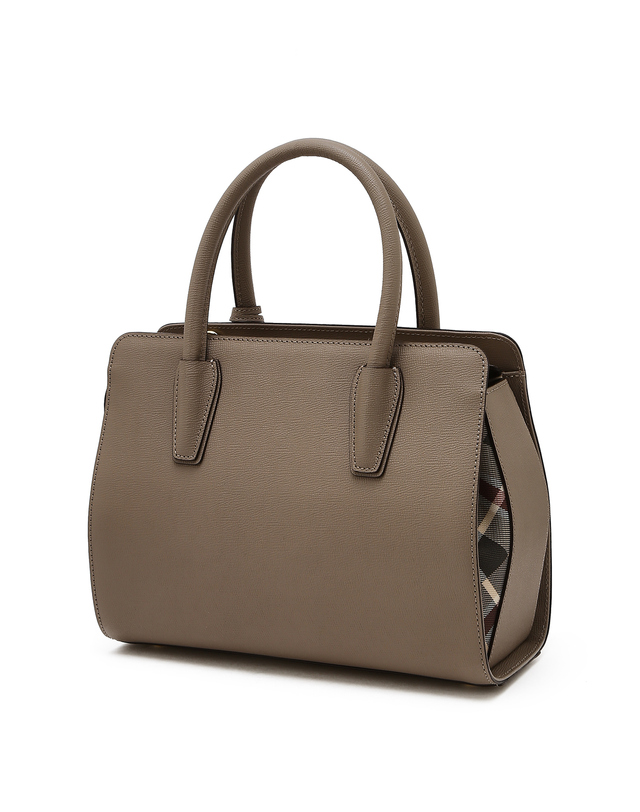 닥스 액세서리 여성 베이지 DD로고 소가죽 토트백 착용컷