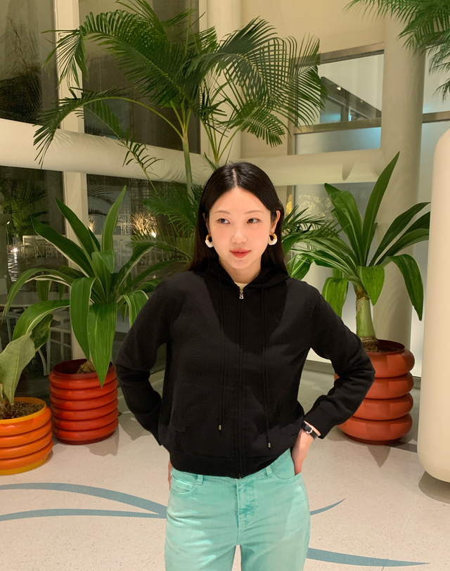 헤지스 여성 [스테디셀러]블랙 긴소매 후드 집업 가디건 착용컷