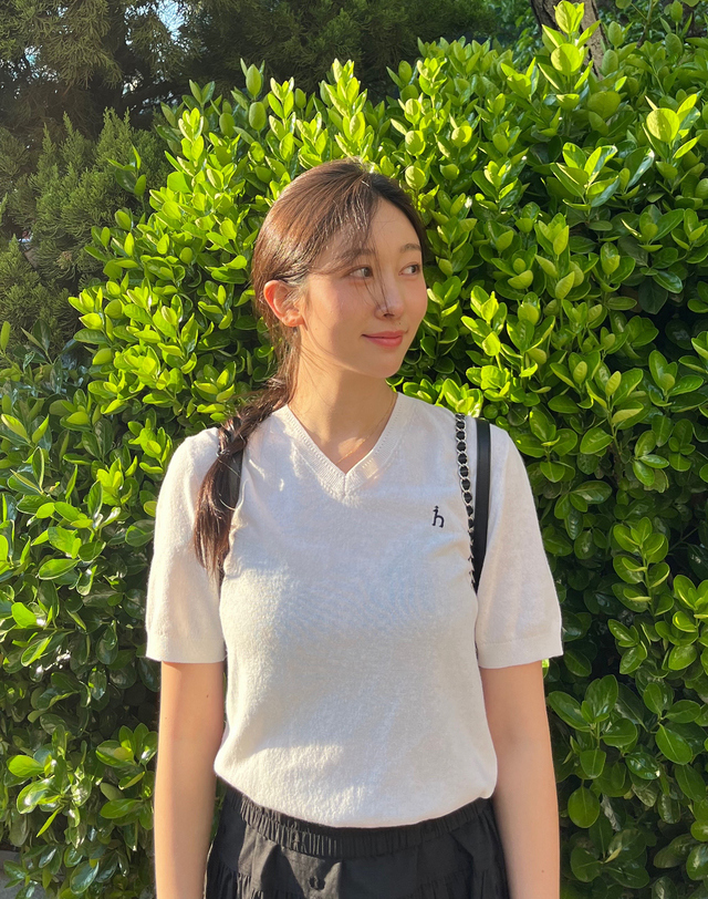헤지스 여성 [스테디셀러]아이보리 오가닉면 강연 반소매 브이넥 스웨터 착용컷