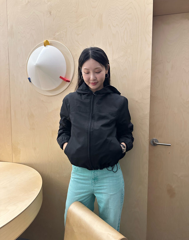 헤지스 여성 [스테디셀러]블랙 후드 캐주얼 숏 점퍼 착용컷