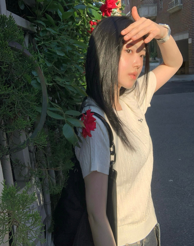 헤지스 여성 [스테디셀러]아이보리 케이블 리사이클 폴리 반소매 라운드넥 스웨터 착용컷
