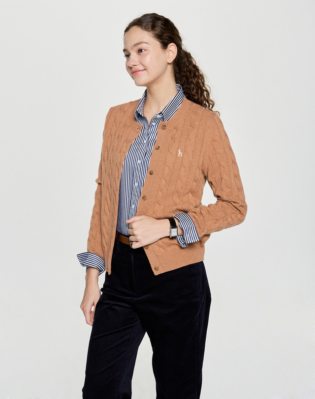 헤지스 여성 [스테디셀러] 카멜 로고 자수 울 가디건 캐멀