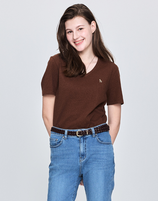 헤지스 여성 [스테디셀러]린넨브라운 에센셜 브이넥 반소매 티셔츠 착용컷