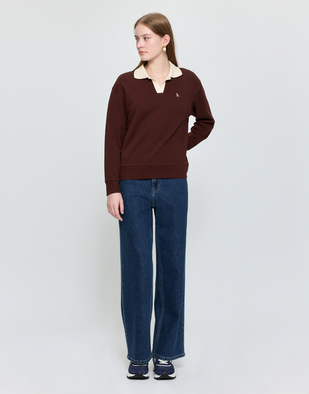헤지스 여성 [스테디셀러]브라운 면혼방 루즈핏 피케 긴소매 카라 티셔츠 착용컷
