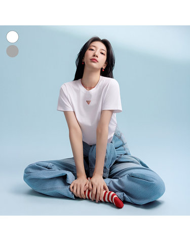 [SUZY] 라운드넥 미니 삼각로고 반팔티 MQ2K6451